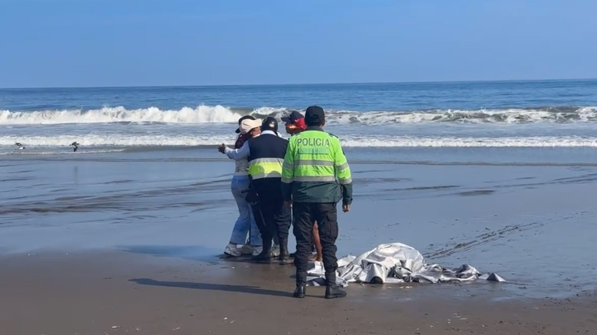 Tragedia en Mollendo: joven muere ahogado tras ser arrastrado por el mar, su amigo fue salvado