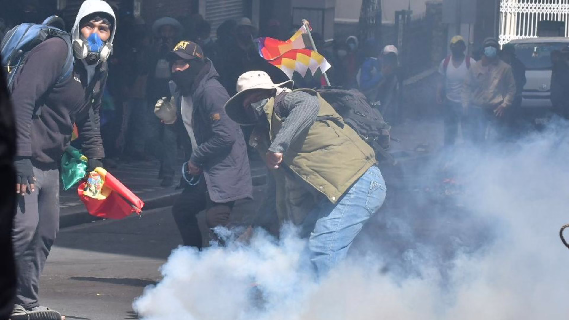 Protestas y violencia agravan crisis política en Bolivia y aumentan presión contra Rodrigo Paz: saqueos y peleas