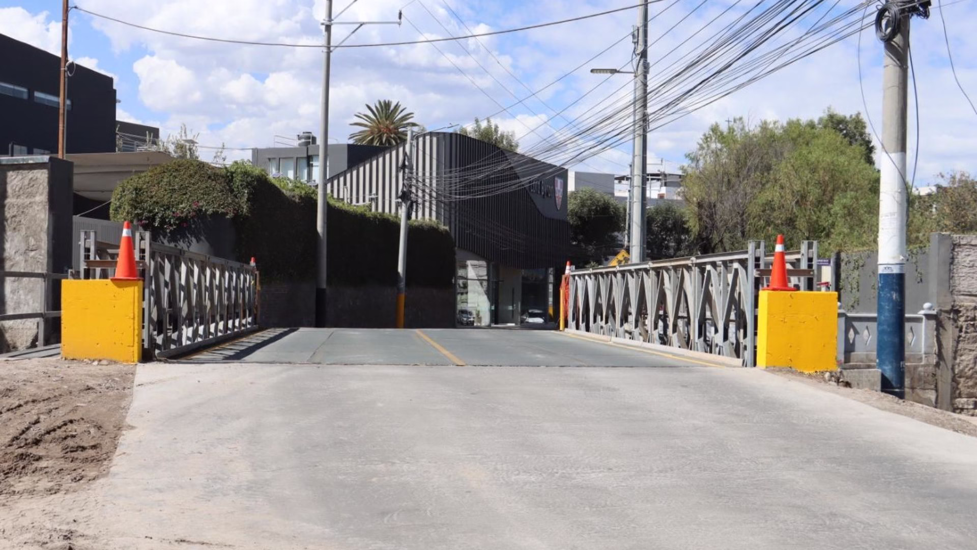 La ampliación del cauce de la torrentera Chullo continúa ejecutándose a la altura del puente Bailey, en el límite de los distritos de Yanahuara, Cayma y Cerro Colorado, en Arequipa, como parte de las acciones de prevención frente a futuros lahares y desbordes durante la temporada de lluvias.