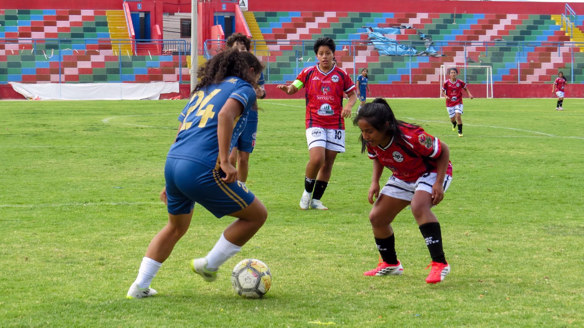 Acción entre Stella Maris vs AQP Sin Límites en la primera fecha de la Liga de Ascenso Femenina 2026 en el estadio de La Tomilla, en Cayma.