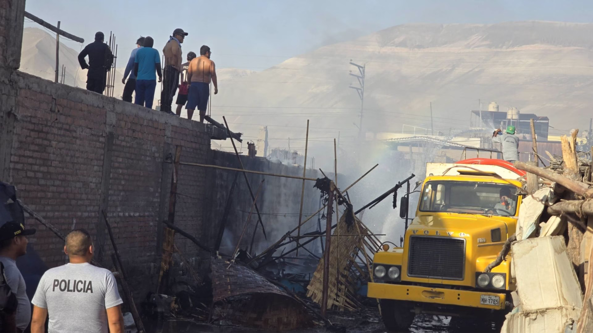 Arequipa: incendio en Corire deja tres viviendas afectadas tras explosión de balones de gas