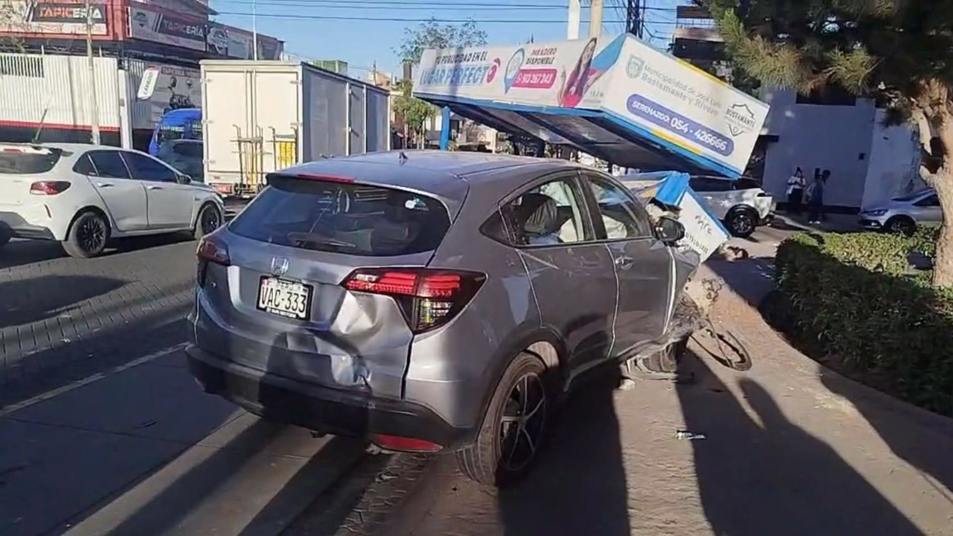 Chofer ebrio provoca violento choque y deja madre e hija heridas: en su huida se estrella contra paradero