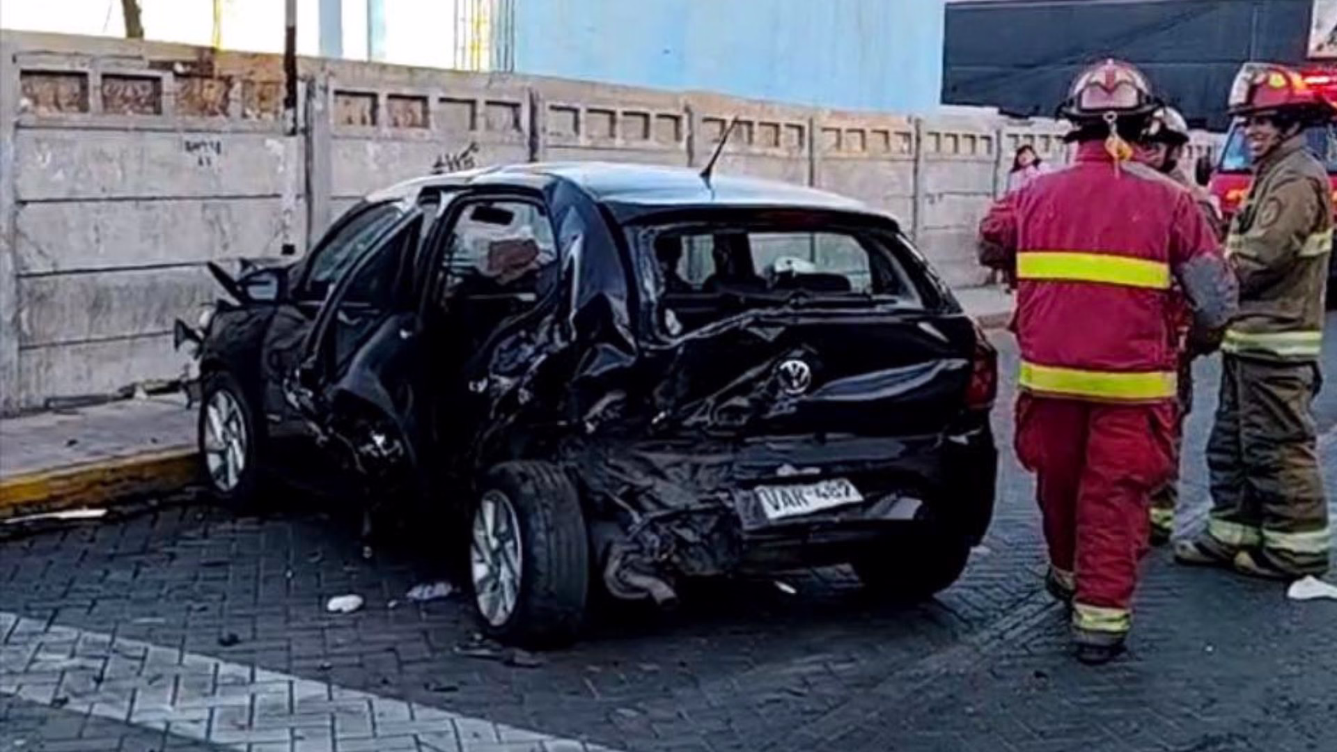Chofer ebrio provoca violento choque y deja madre e hija heridas: en su huida se estrella contra paradero