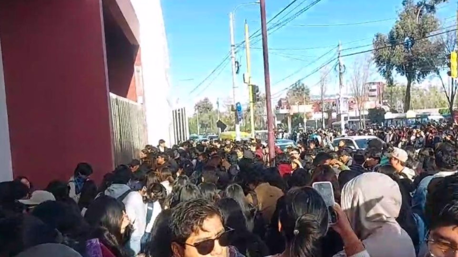 UNSA Arequipa: toman área de Sociales para exigir explicaciones por presunto desfalco de S/8 millones 2 La protesta generó incomodidad entre decenas de alumnos que permanecieron en los exteriores del área de Sociales sin poder ingresar a sus aulas