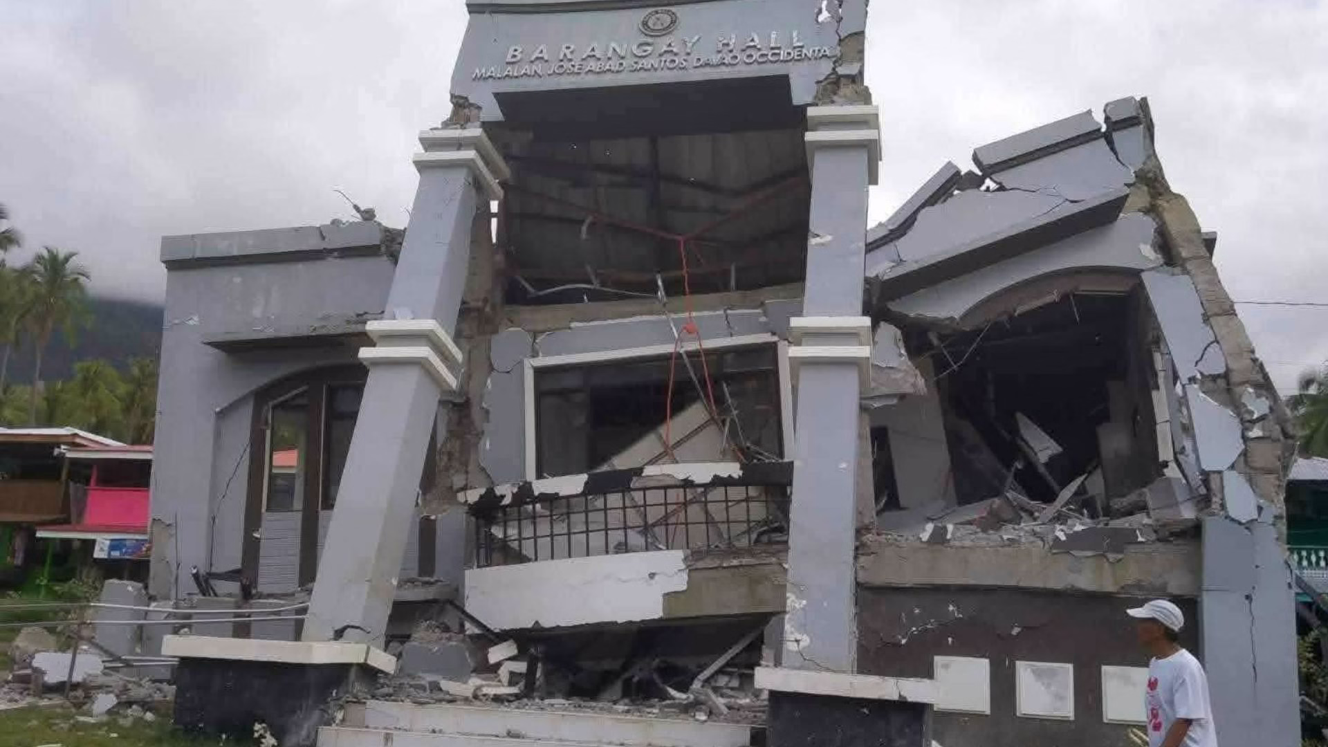 Terremoto de magnitud 7,8 deja al menos 35 muertos y más de 130 heridos en Filipinas 1 Terremoto de magnitud 7,8 deja al menos 35 muertos y más de 130 heridos en Filipinas