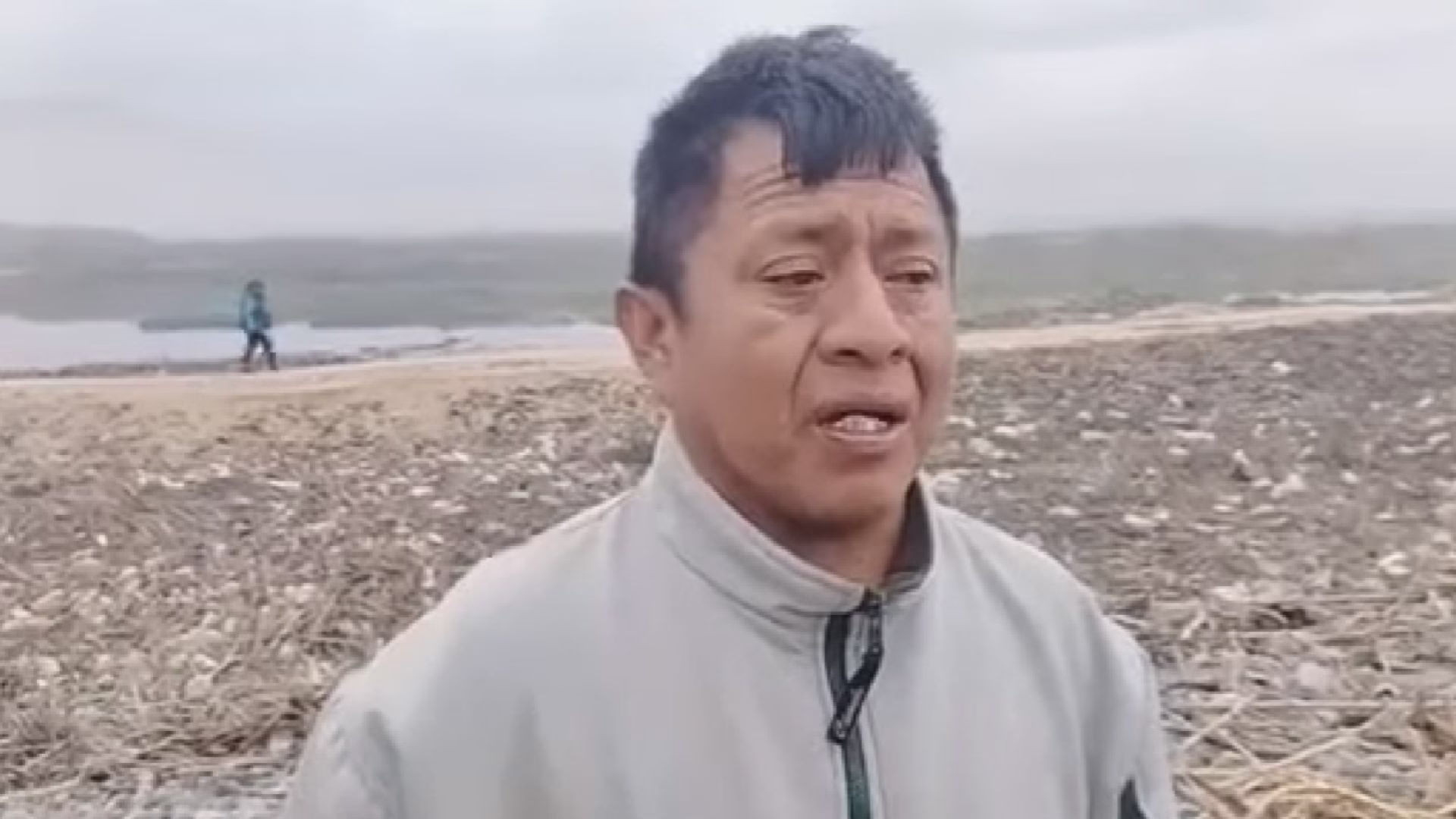 Arequipa: Naufragio de embarcación pesquera en Camaná deja dos pescadores desaparecidos 1 "Hemos buscado por todo lado, yo y mi sobrino estamos vivos de milagro", manifestó visiblemente afectado por la desaparición de sus familiares