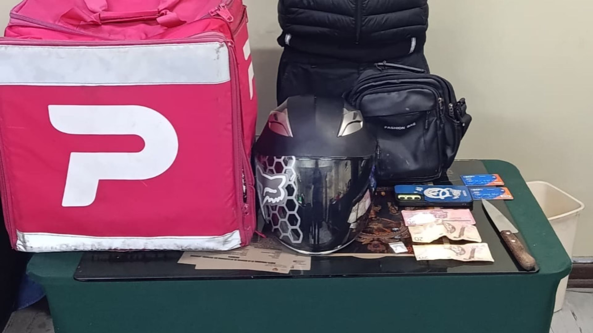  los agentes hallaron en su poder un arma blanca, droga, dinero en efectivo y un teléfono celular