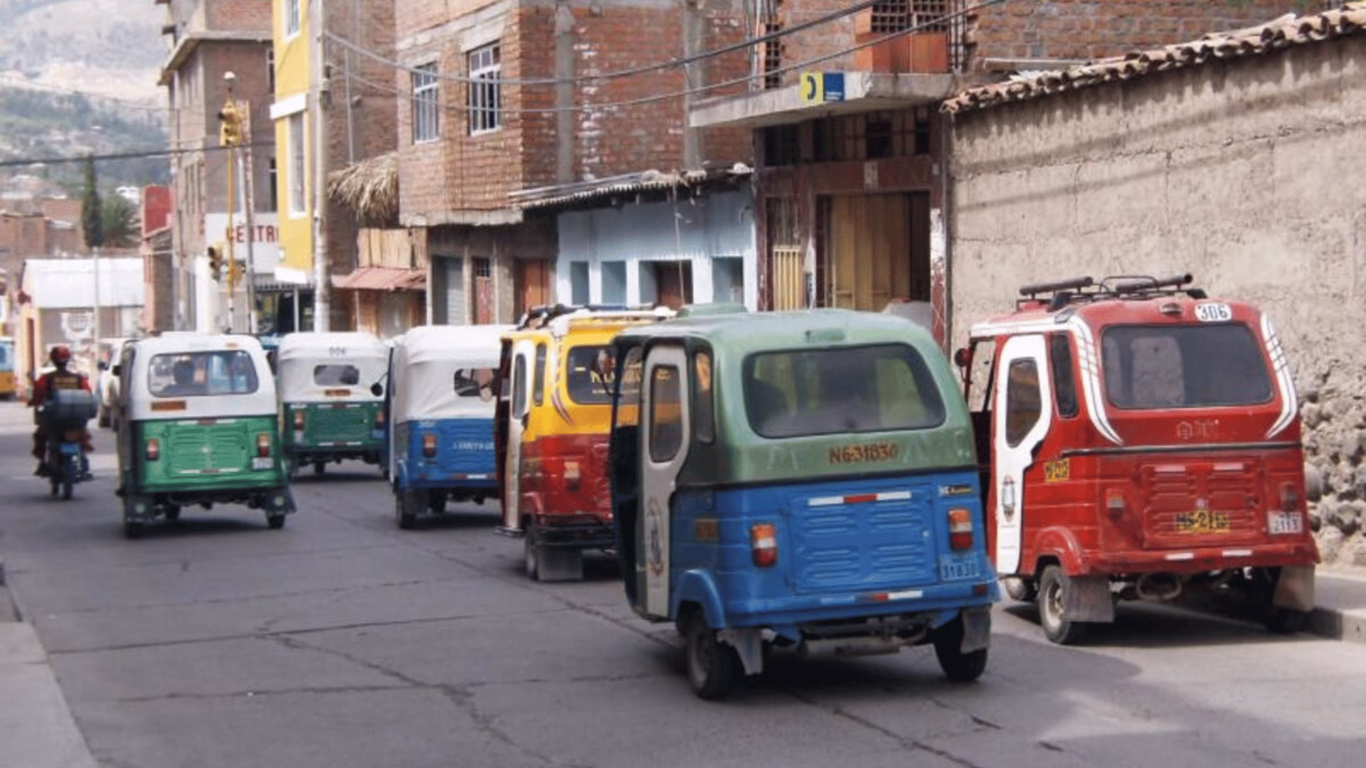 Juliaca: retienen 29 mototaxis informales por uso de lunas polarizadas y códigos clonados.