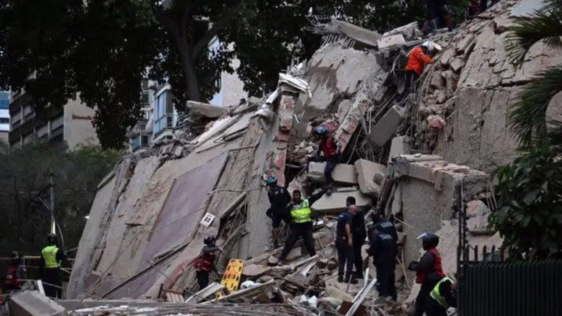 Dos terremotos de magnitud 7.2 y 7.5 sacuden Venezuela y provocan derrumbes de inmuebles en Caracas