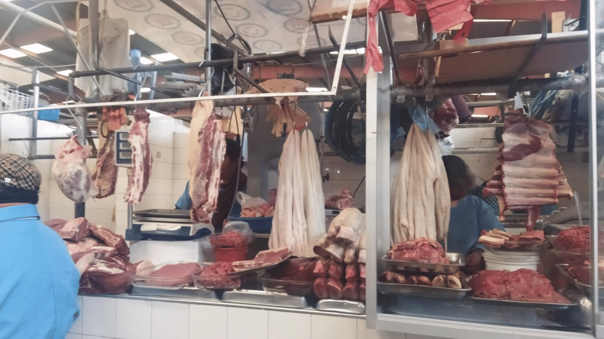 Juliaca: operativo sanitario detecta graves deficiencias en venta de carne del mercado Santa Bárbara.