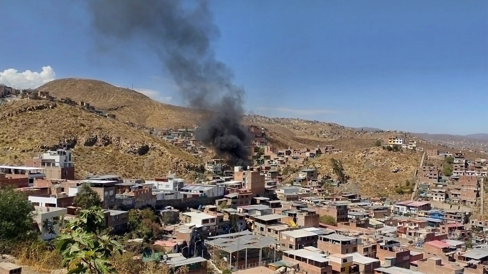 Incendio en Miraflores deja dos trabajadores heridos en UPIS Juan XXIII: ardió camión cargado de brea