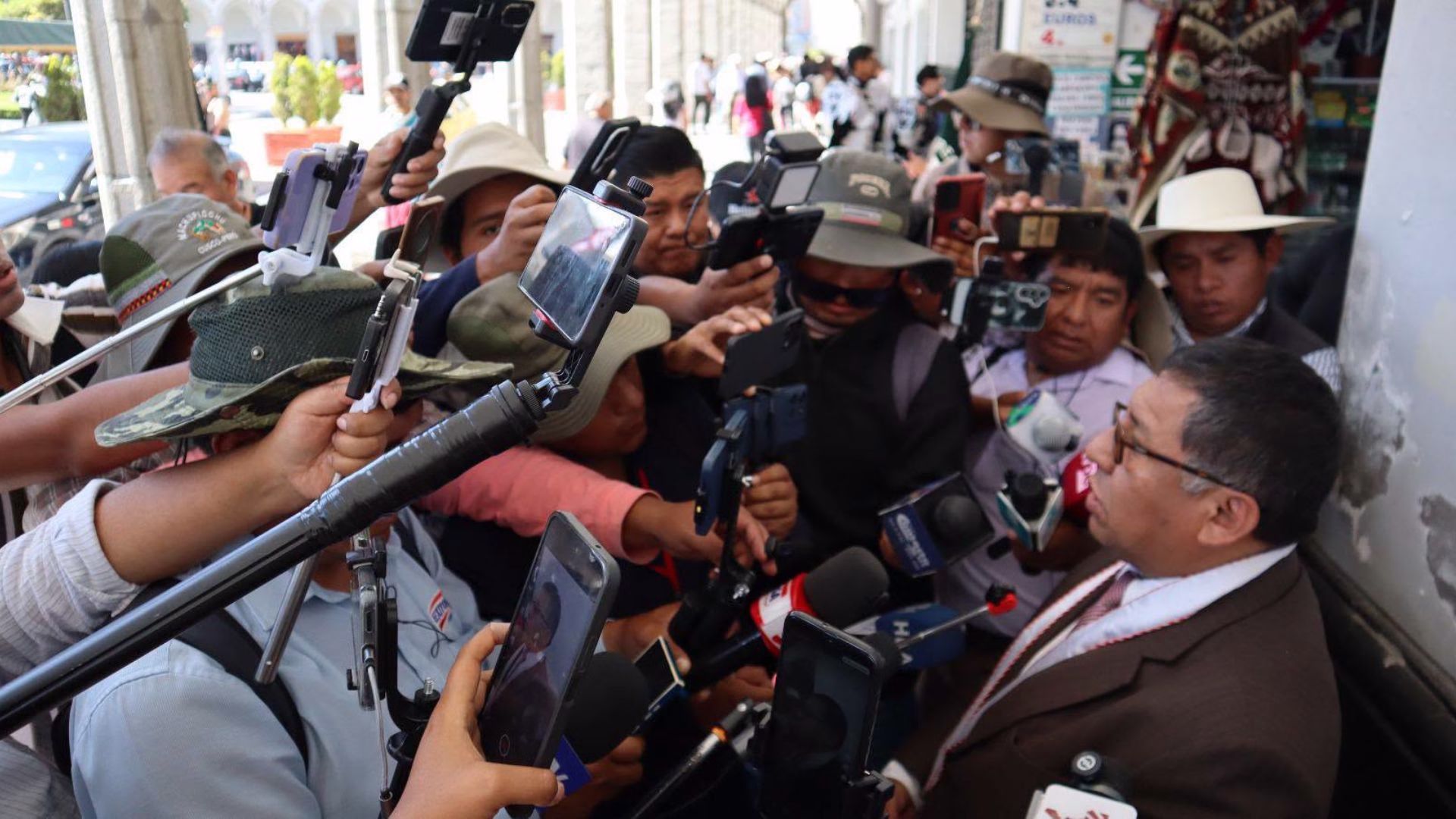 Investigan por presunta extorsión a dirigentes de Construcción Civil tras violencia en obra del Poder Judicial 1 El fiscal provincial Antonio Chacón Roselló, coordinador de las Fiscalías Penales del Distrito Fiscal de Arequipa,
