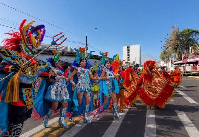 Pasacalle Luces de la Candelaria llegará por primera vez a la avenida Independencia con 50 agrupaciones y apuesta por impulsar el turismo en Arequipa