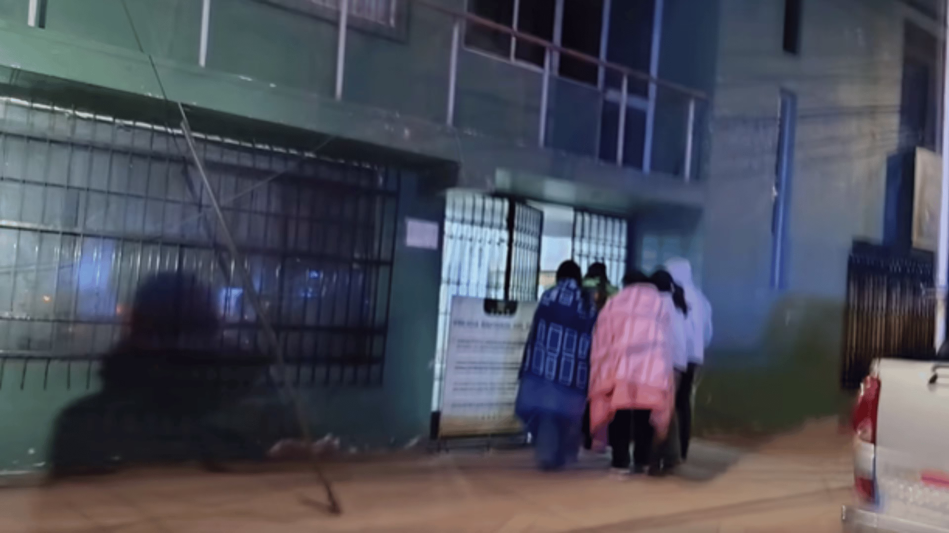 Delincuentes simulan operativo policial y roban camioneta a una familia en la vía Juliaca-Arequipa.