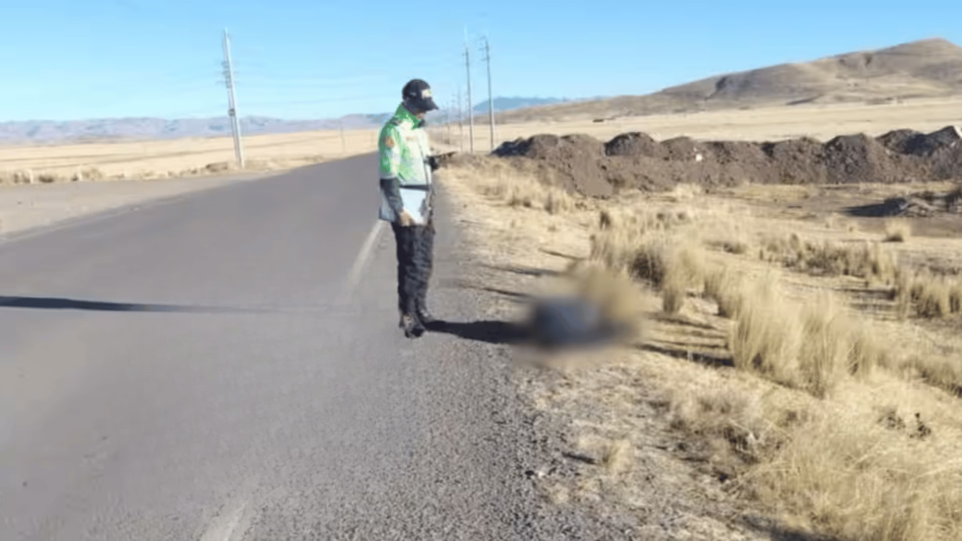 Encuentran cadáver de un hombre a un costado de la carretera Juliaca-Cusco en Ayaviri.