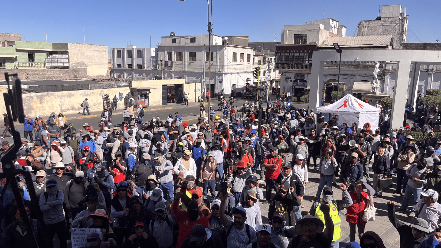 Juez ordena siete días de detención para dos dirigentes de Construcción Civil y conflicto paraliza obras clave en Arequipa