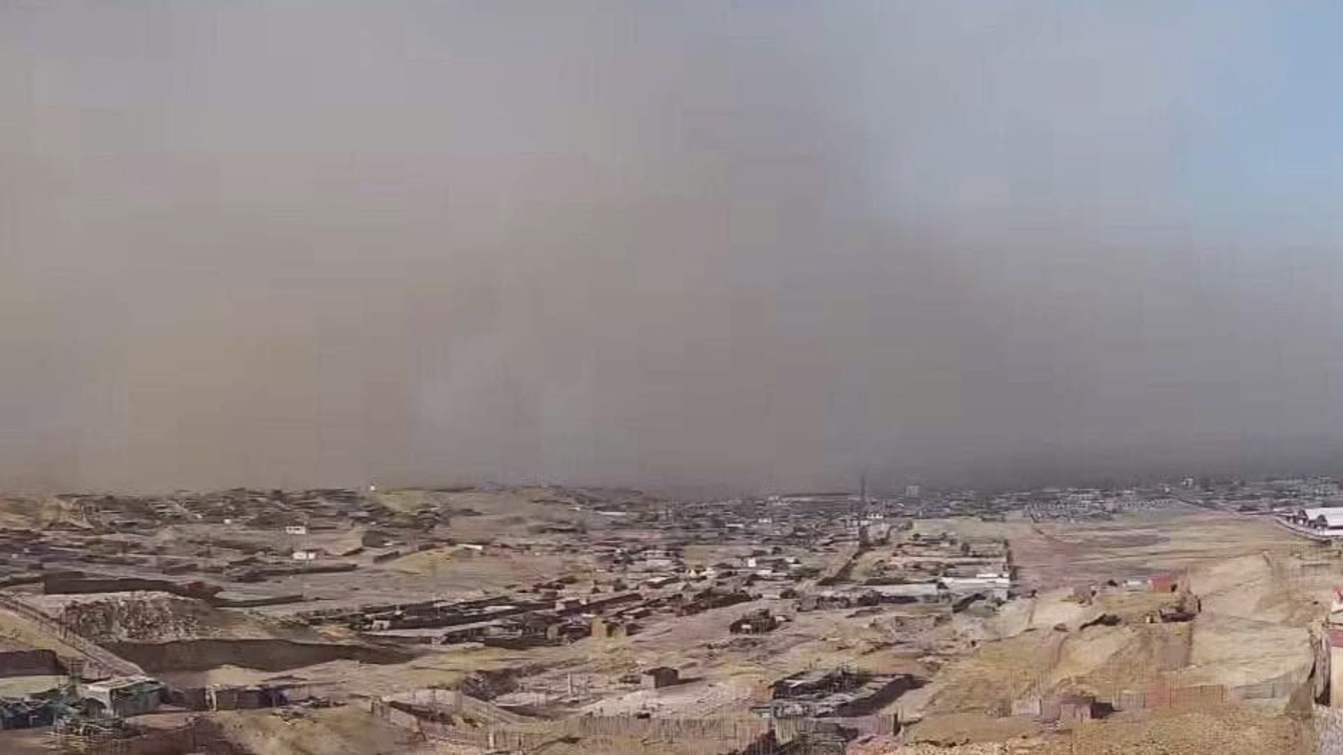 Fuertes vientos y nube de polvo afectan varios distritos de Camaná y causan daños en viviendas