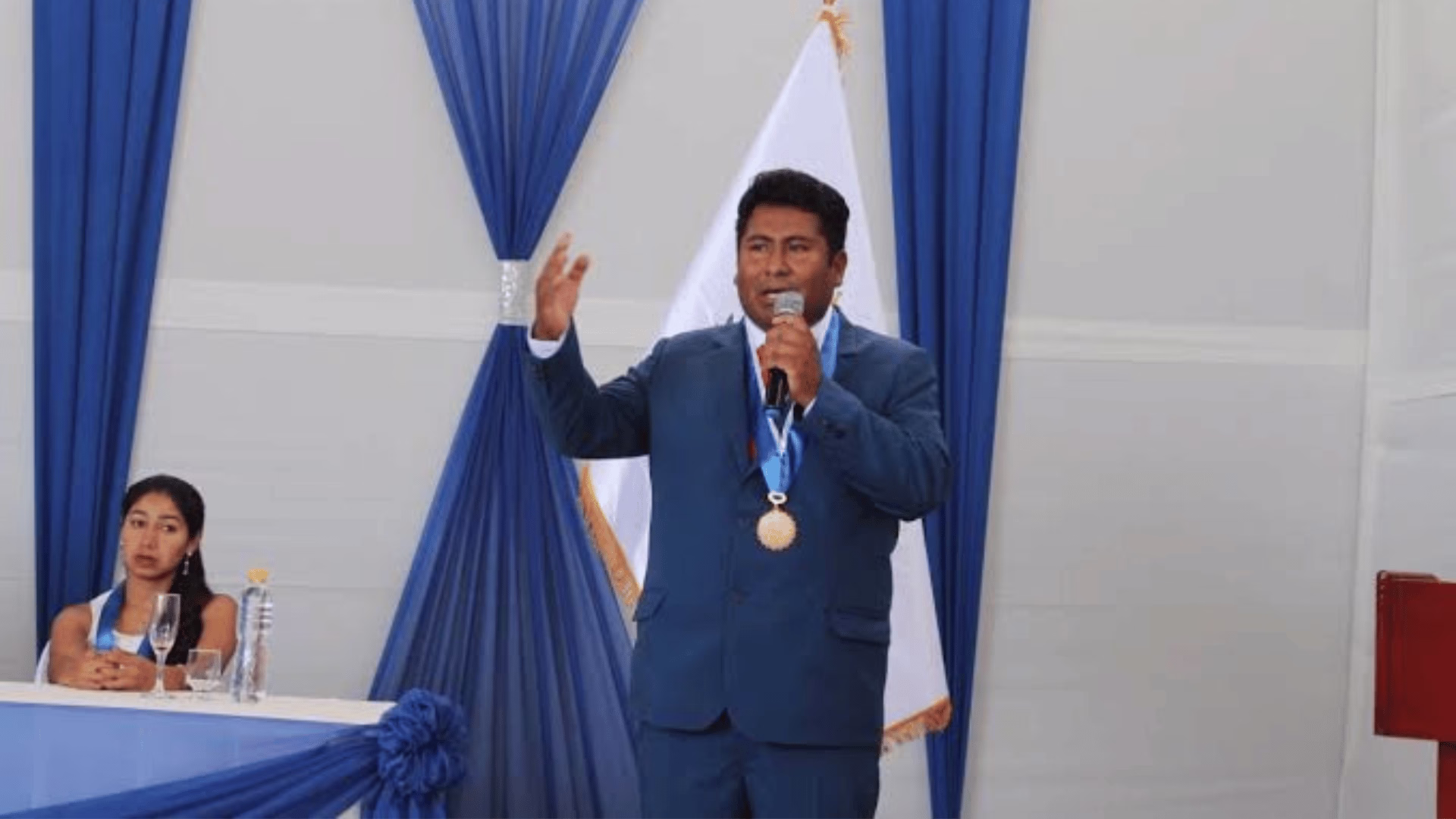 Samuel Cueva retoma funciones como alcalde de La Yarada-Los Palos tras decisión judicial.