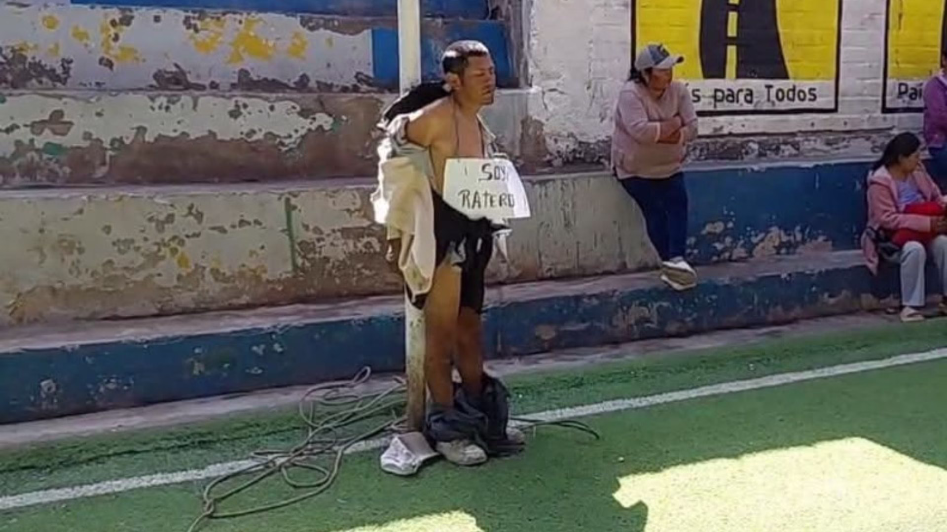Camaná: pobladores de Secocha desnudan y pasean a presunto ladrón por las calles tras acusarlo de robo