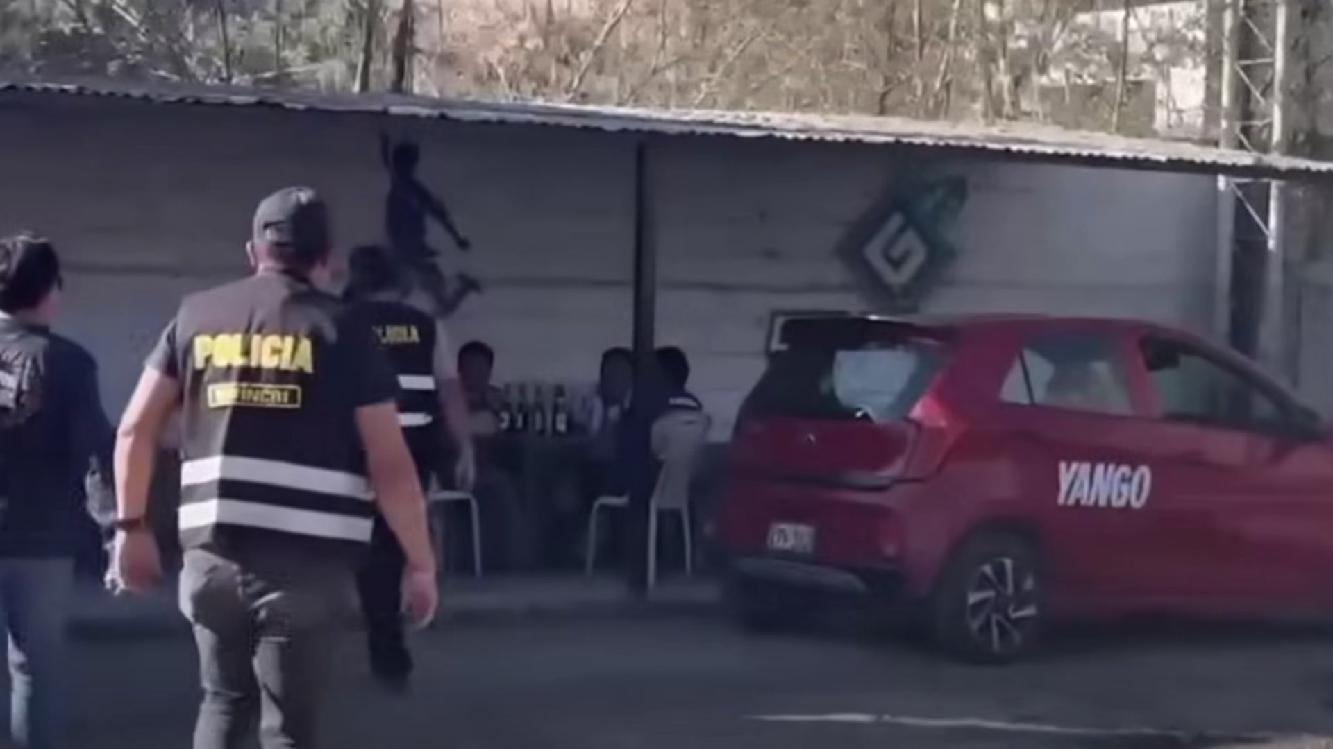 Arequipa: audiencia revela que policía entrenó a delincuente para ejecutar robo de armas en patrullero 2 Ministerio Público continúa sustentando el pedido de prisión preventiva contra los cuatro investigados por el asalto al patrullero policial.