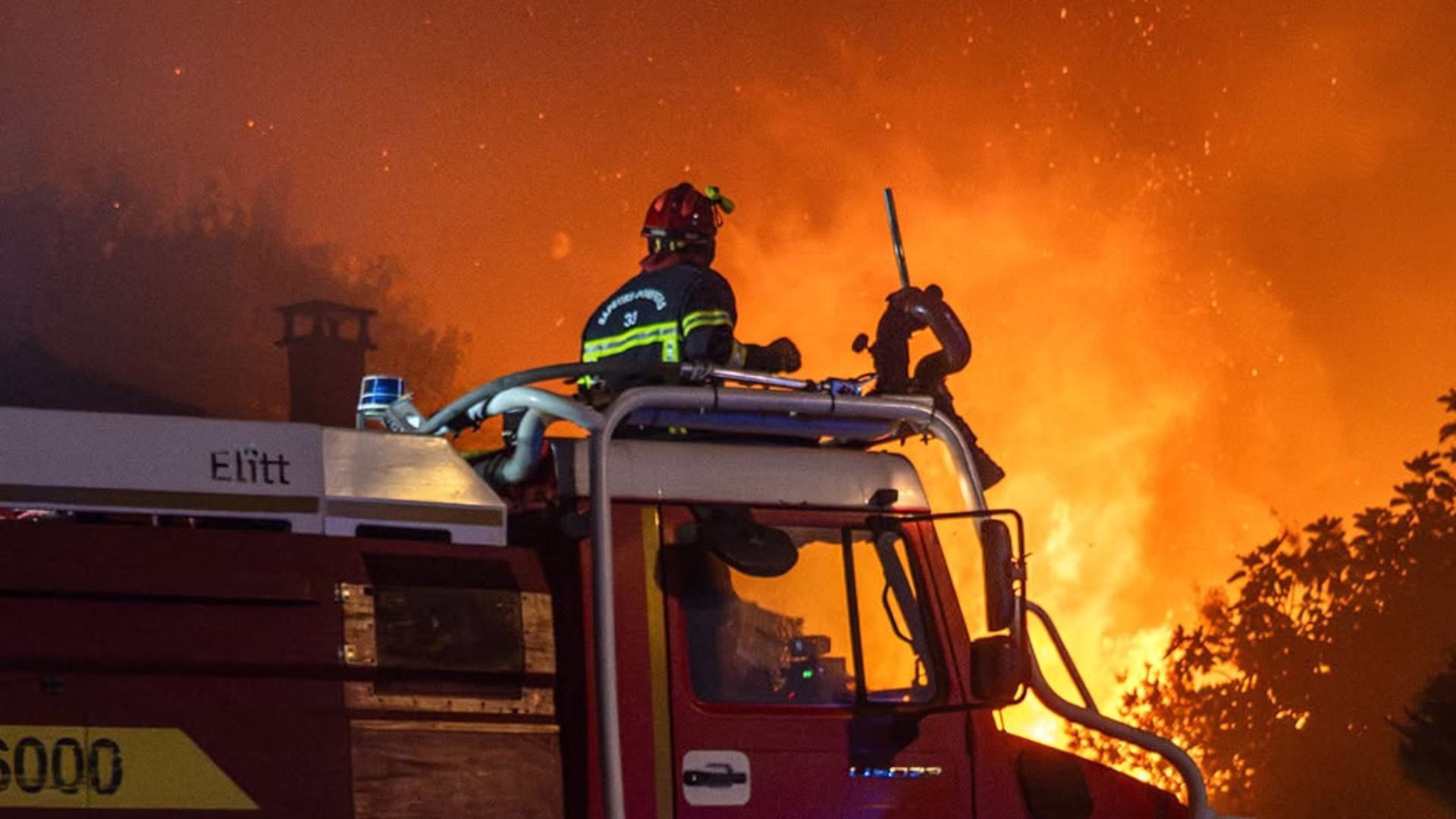 Incendio de gran magnitud consume fábrica de cosméticos en Los Olivos: 22 unidades de bomberos en la zona