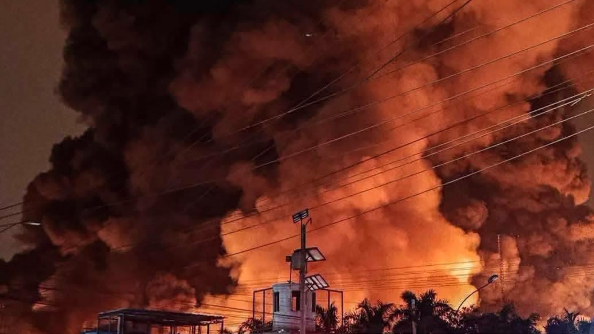 Incendio de gran magnitud consume fábrica de cosméticos en Los Olivos: 22 unidades de bomberos en la zona