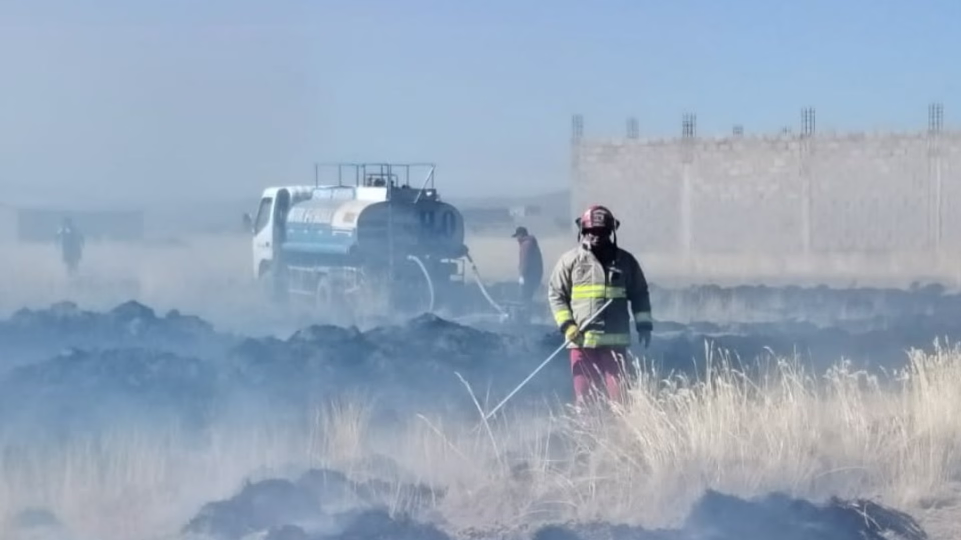 Juliaca: incendio forestal cerca de Hospital Materno Infantil moviliza a bomberos y causa alarma