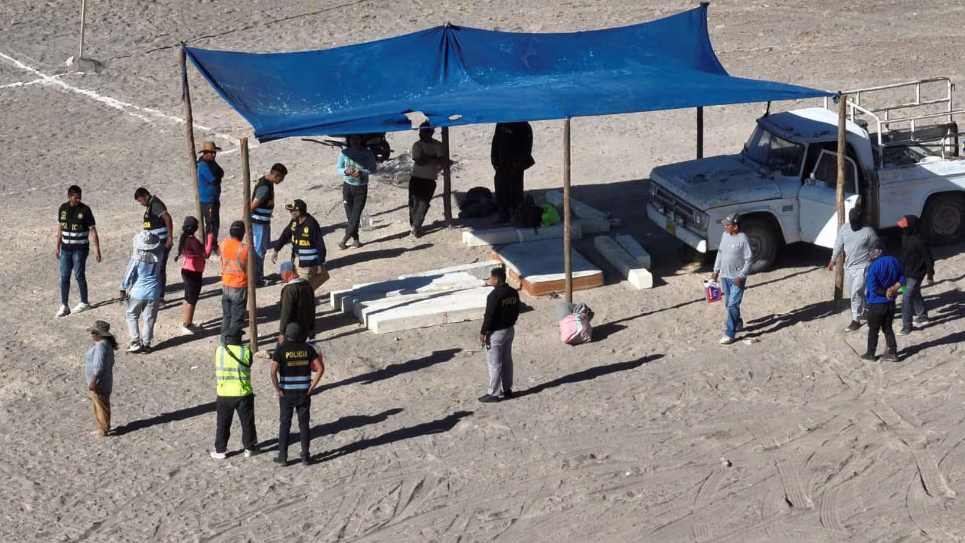 Policía detiene a 11 sujetos acusados de invadir terrenos cerca al puente de la autopista Arequipa - La Joya 1 Policía detiene a 11 sujetos acusados de invadir terrenos cerca al puente de la autopista Arequipa - La Joya