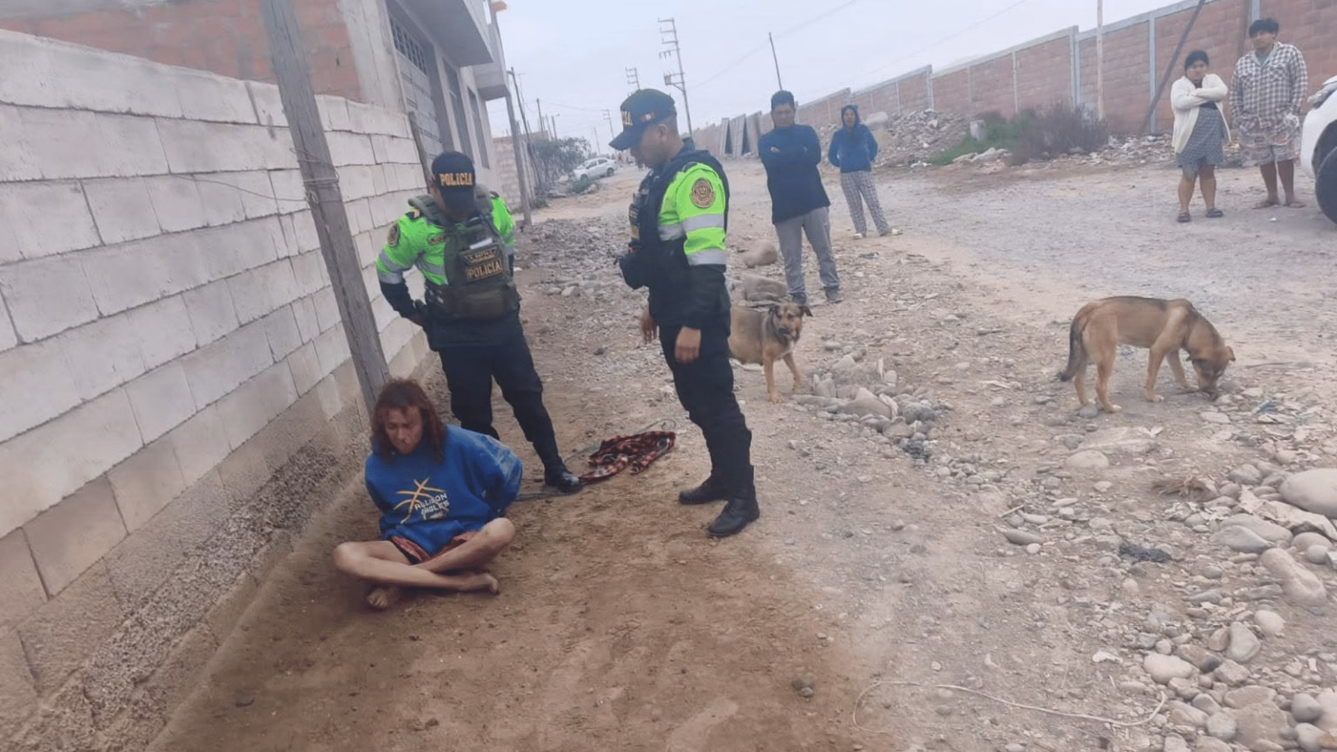 Joven atrapa a presunto ladrón en su casa y lo deja atado a un poste en Gregorio Albarracín.