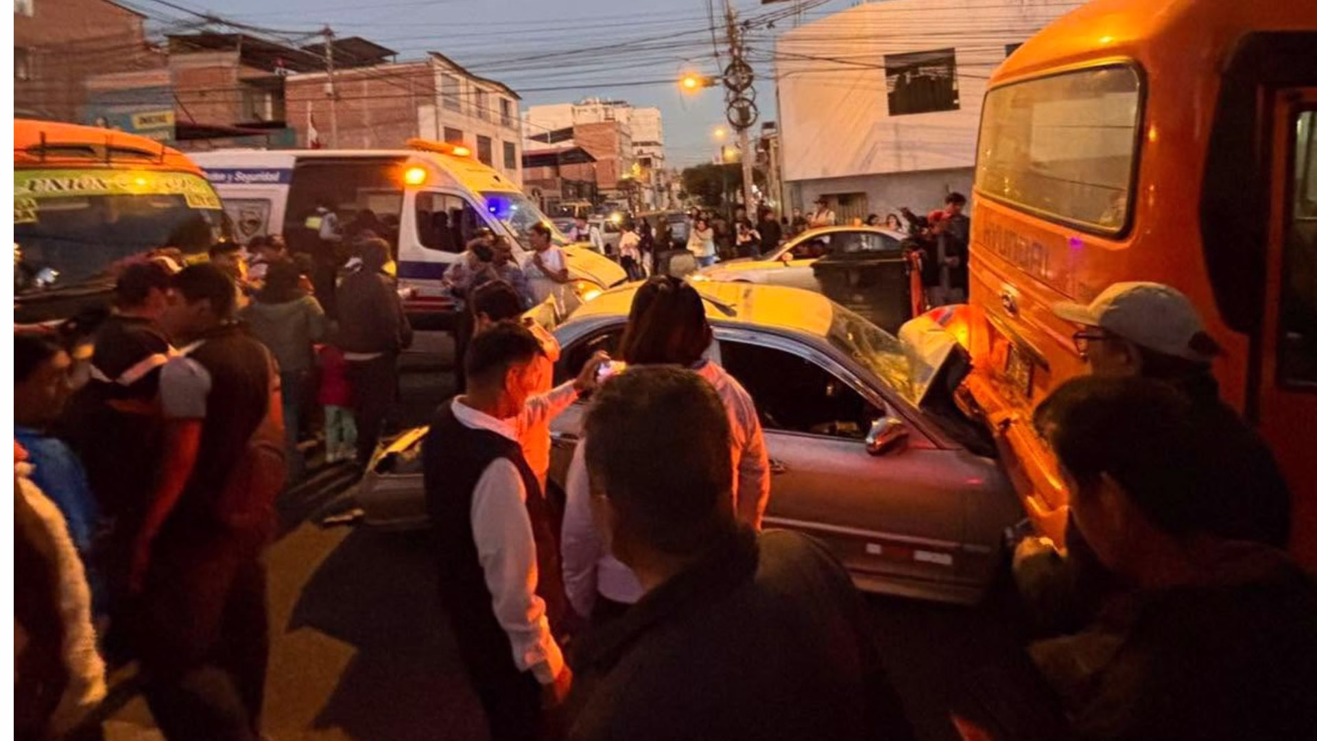Accidente en Miraflores: choque entre dos buses de servicio público y un colectivo deja 7 heridos 2 Accidente en Miraflores: choque entre dos buses de servicio público y un colectivo deja 7 heridos