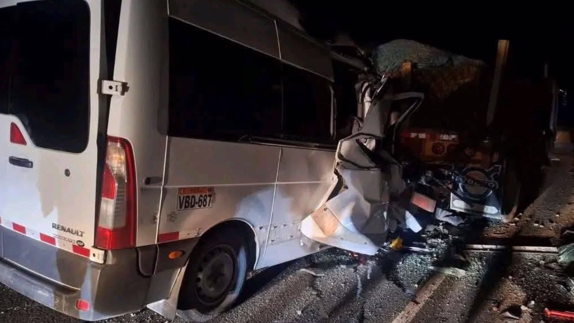 Cusco: al menos 9 fallecidos deja choque de miniván que viajaba hacia Arequipa contra un tráiler 1 Cusco: al menos 9 fallecidos deja choque de miniván que viajaba hacia Arequipa contra un tráiler