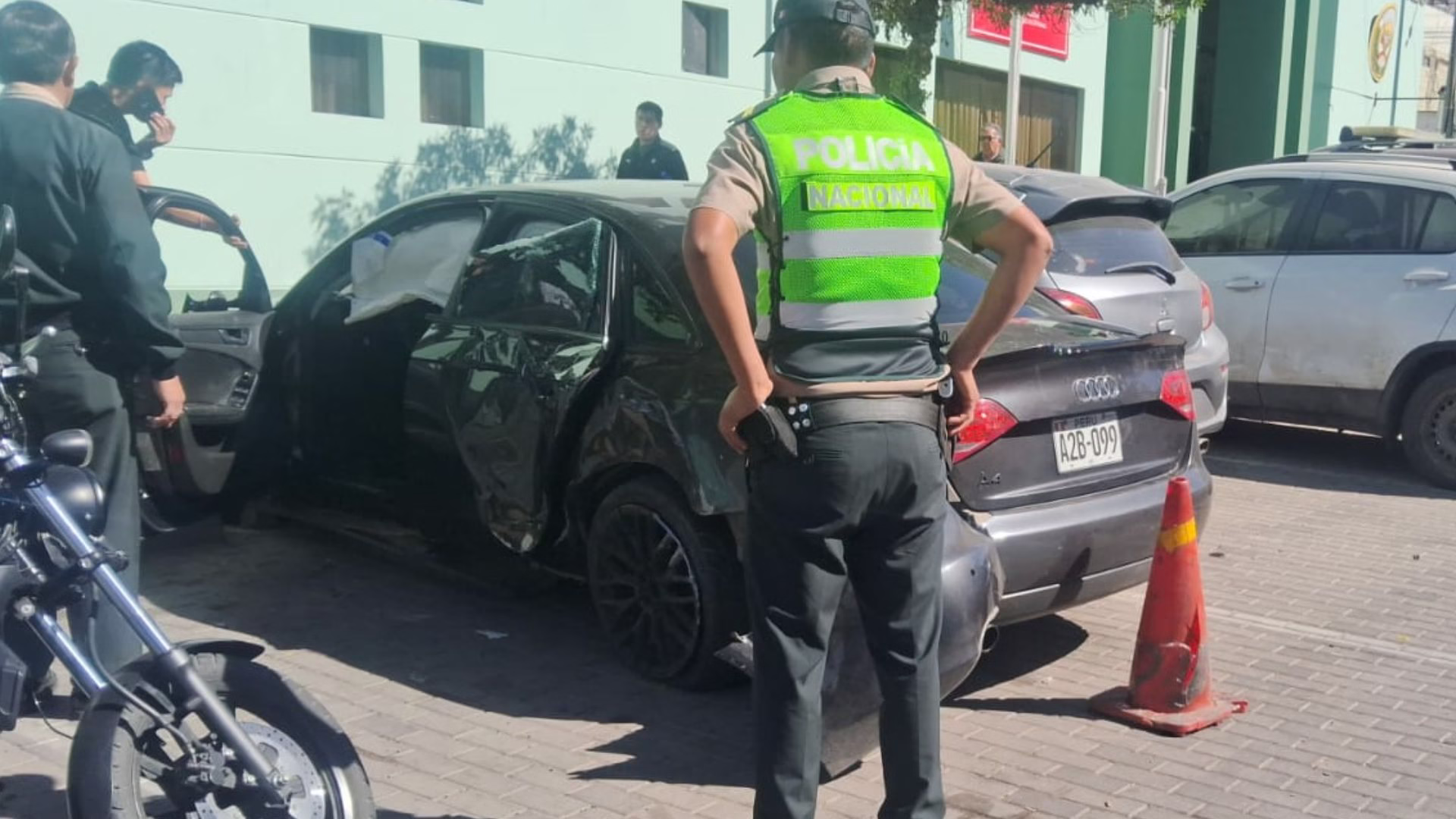 Arequipa: mujer grave tras ser arrollada por auto que terminó sobre la vereda tras choque en Plaza las Américas
