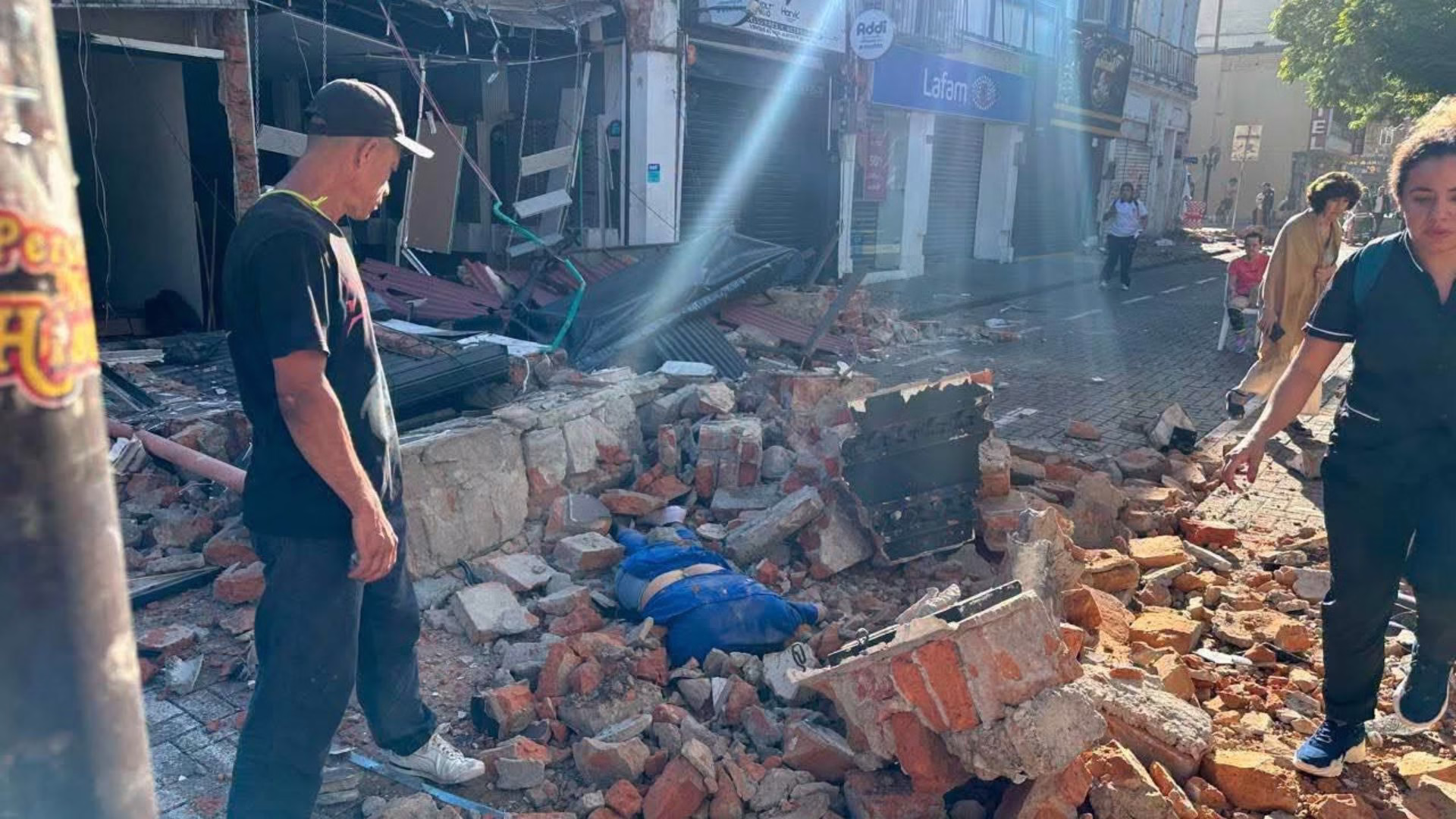 Un fuerte terremoto de magnitud siete punto cuatro sacudió este lunes Colombia y generó alarma en varias ciudades del país.

El epicentro se ubicó cerca de San José del Palmar, en el departamento de Chocó, a una profundidad aproximada de cien kilómetros.

En Quibdó, las autoridades reportaron personas heridas y daños graves en algunas edificaciones. Imágenes difundidas muestran desprendimientos en fachadas.

El movimiento también se sintió con fuerza en Cali, donde se reportaron afectaciones y se utilizaron drones para evaluar los daños.

En Bogotá, varios edificios fueron evacuados y numerosas personas salieron a las calles tras sentir el fuerte sismo.

El terremoto también fue percibido en Quito, Ecuador, y Panamá. Las autoridades continúan evaluando los daños y elaborando el balance oficial de víctimas.