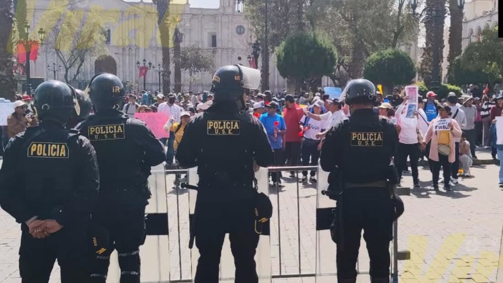 Durante la madrugada de hoy se registró un incendio en el local El Tiburón, ubicado en la Tercera Playa de Mollendo.
Máquinas de la Compañía de Bomberos y una ambulancia acudieron al lugar para atender la emergencia