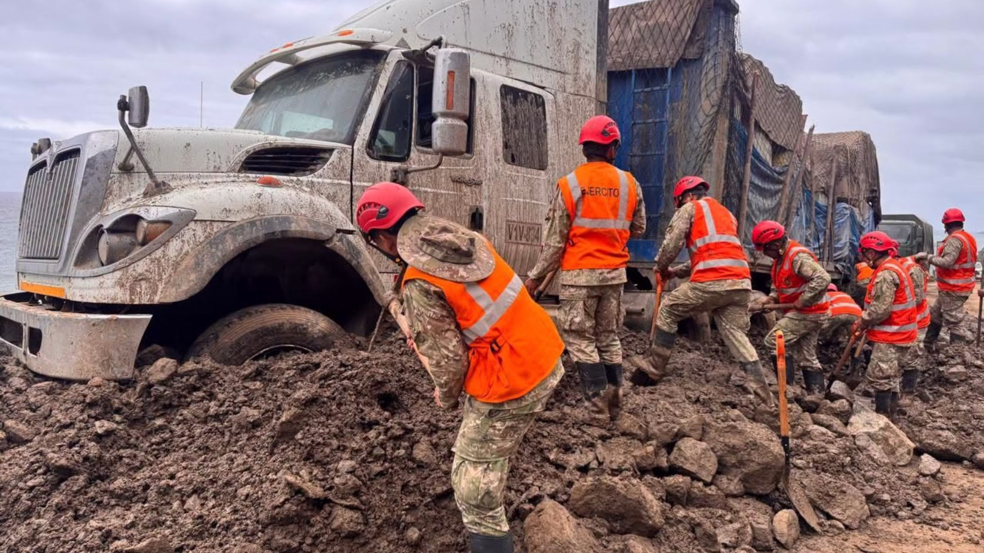 Panamericana Sur: MTC despliega maquinaria y 130 militares limpian carretera afectada por huaicos en Atico