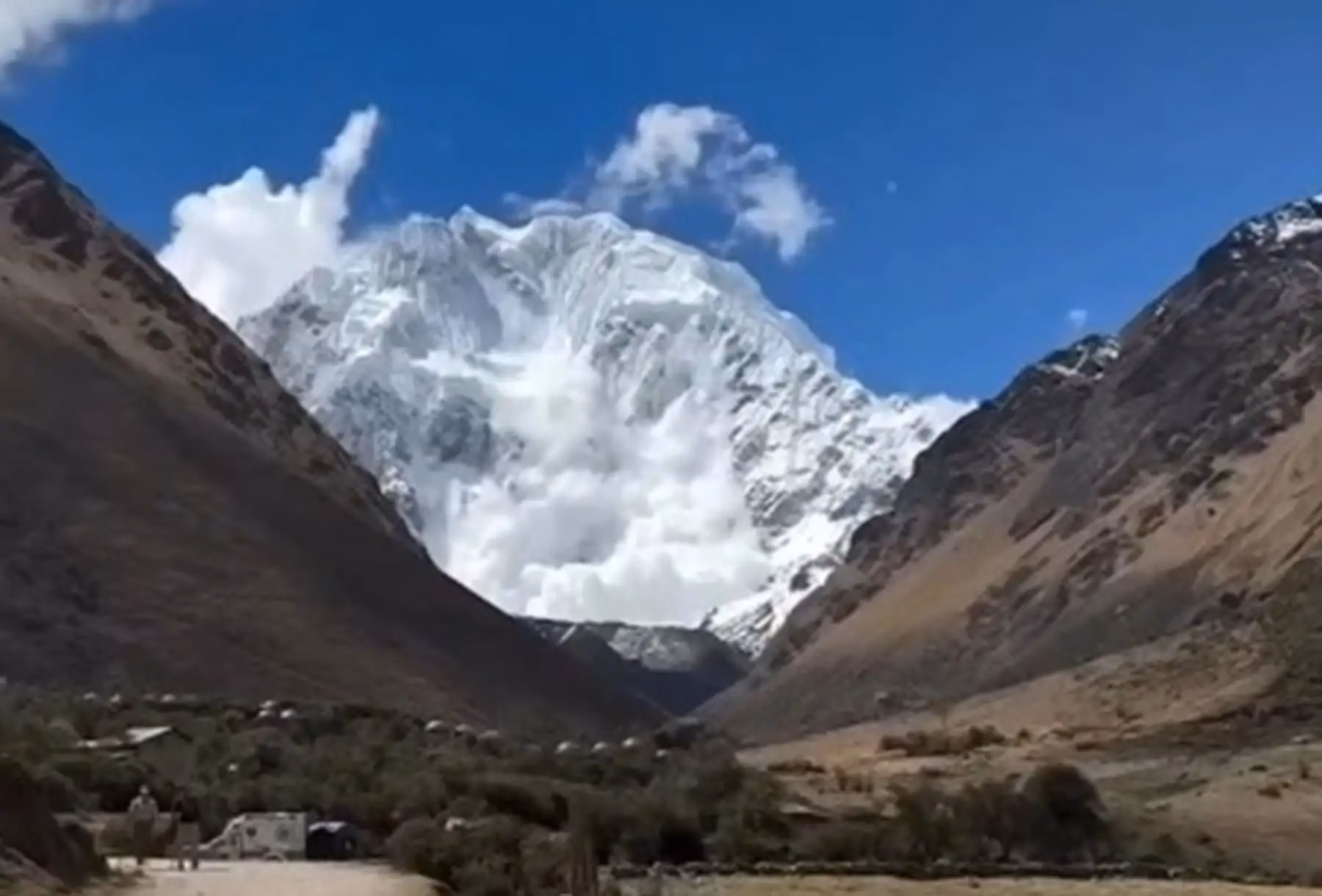Cusco: autoridades evalúan suspender el acceso a la laguna Humantay tras desprendimiento provocado por sismo.