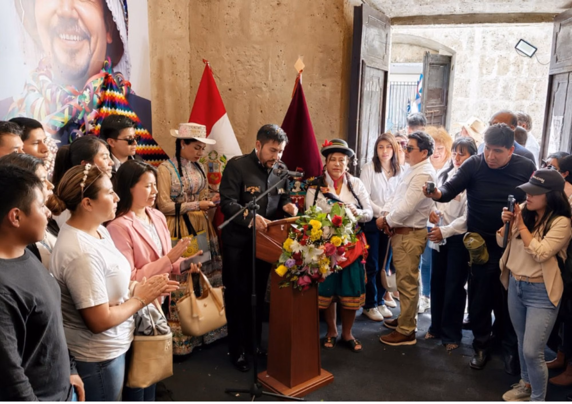Elmer Cáceres Llica en actividad de campaña electoral en Arequipa.