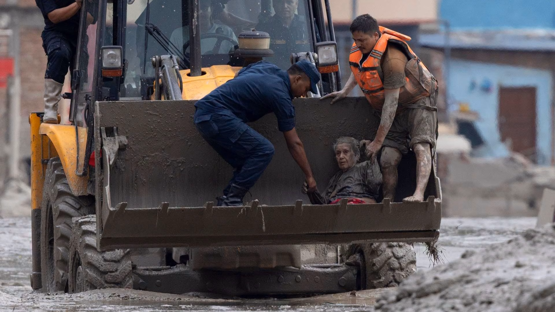 Tragedia en Nepal: Inundaciones dejan al menos 160 fallecidos y más de 700 desaparecidos, hay varios turistas