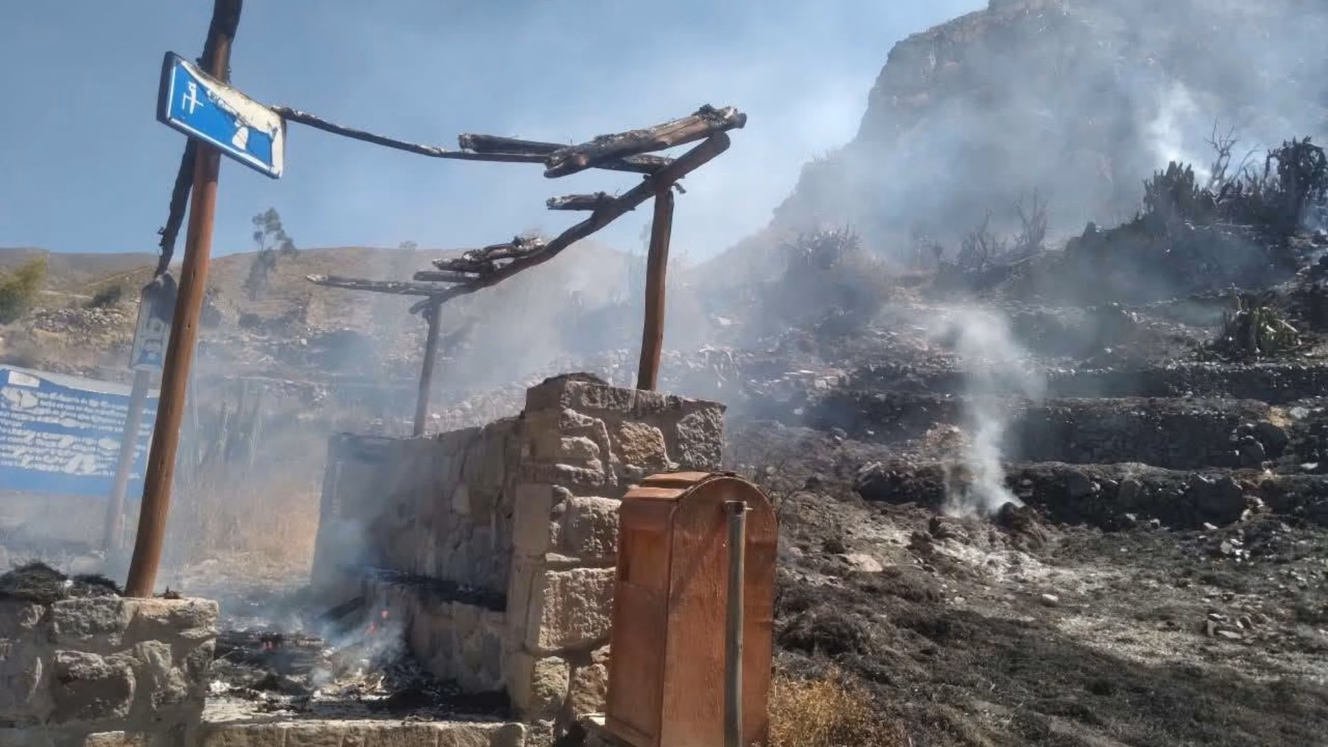 Caylloma: incendio forestal cerca del complejo arqueológico de Uyu Uyu en Yanque ya afecta el valle del Colca