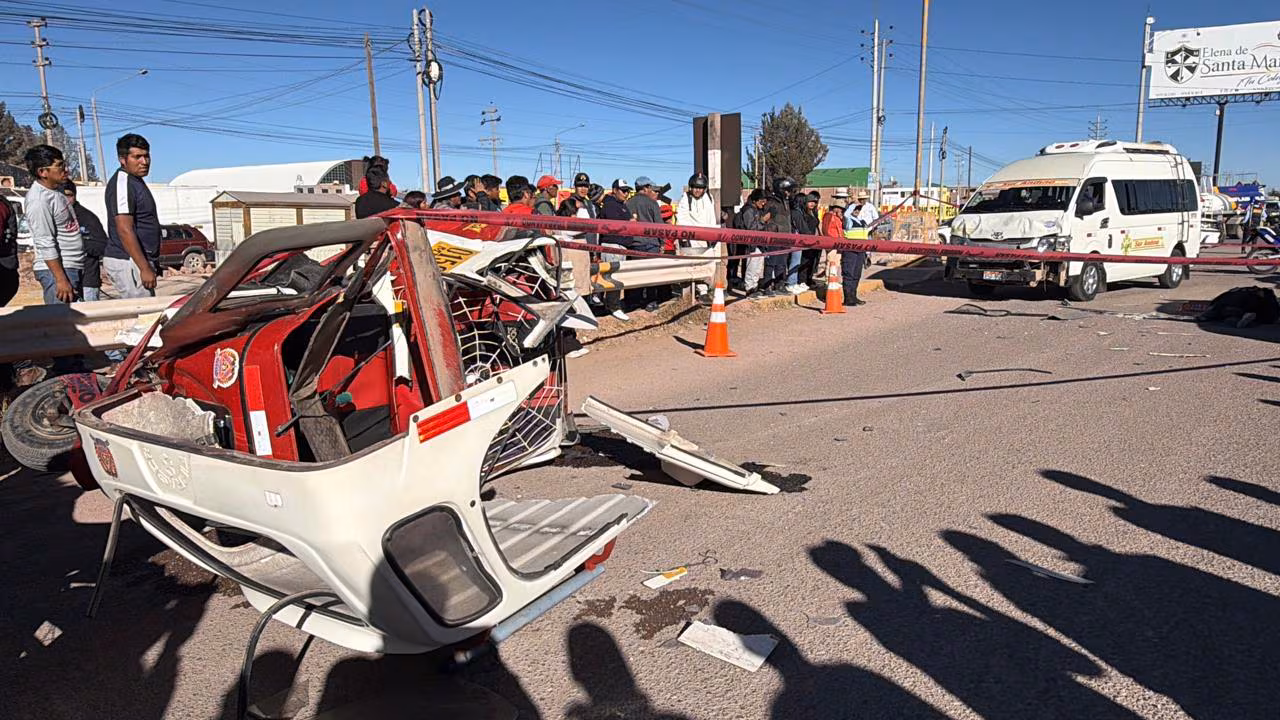 Tragedia en Juliaca: 2 personas mueren tras violento choque entre combi y mototaxi.