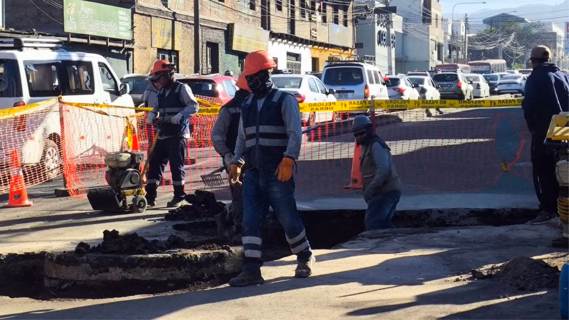 Arequipa: rotura de tubería de agua daña recién inaugurada avenida Parra, realizan obras de reparación