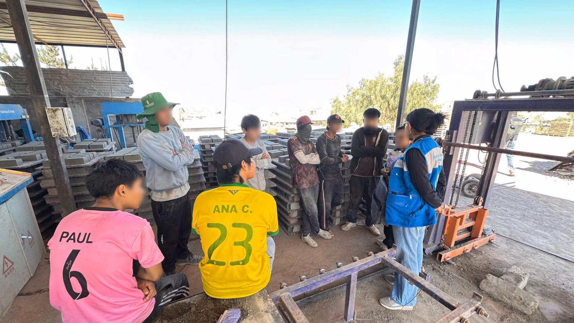 Arequipa: rescatan a 6 menores que elaboraban adoquines en fábrica, dueño es acusado de esclavitud