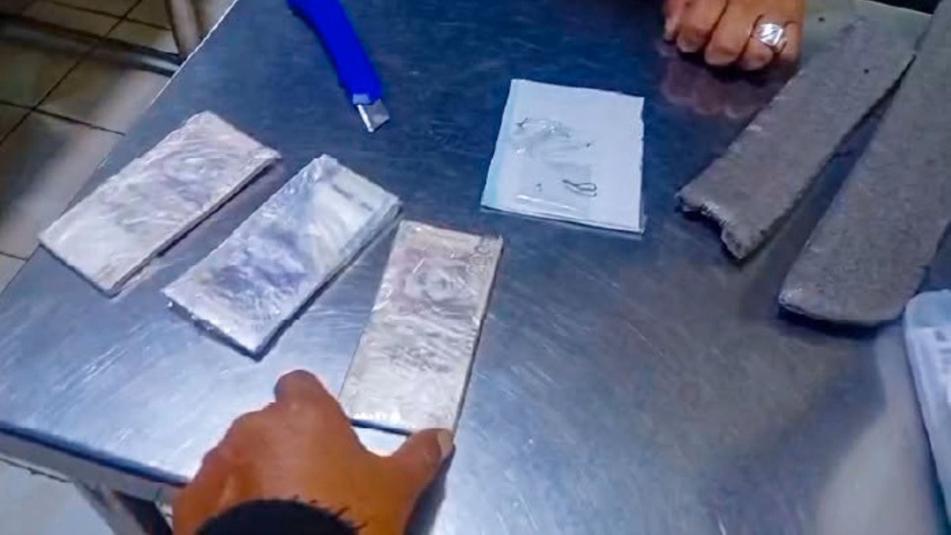 Arequipa: intervienen a trabajador del INPE con S/20 mil y 50 chips ingresando al penal de Socabaya