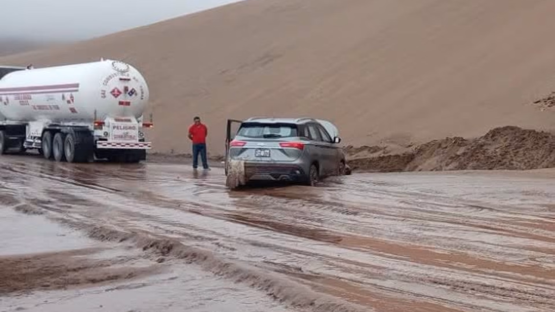 Intensa lluvia causa nuevo colapso en la vía Tacna-Ilo tras la caída de un huaico.
