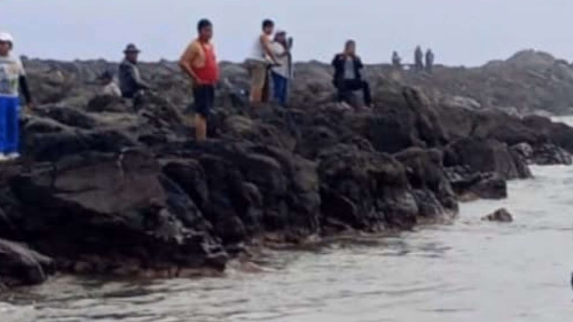Tragedia en la costa de Tacna: pescador pierde la vida y su compañero es rescatado por salvavidas en el mar.