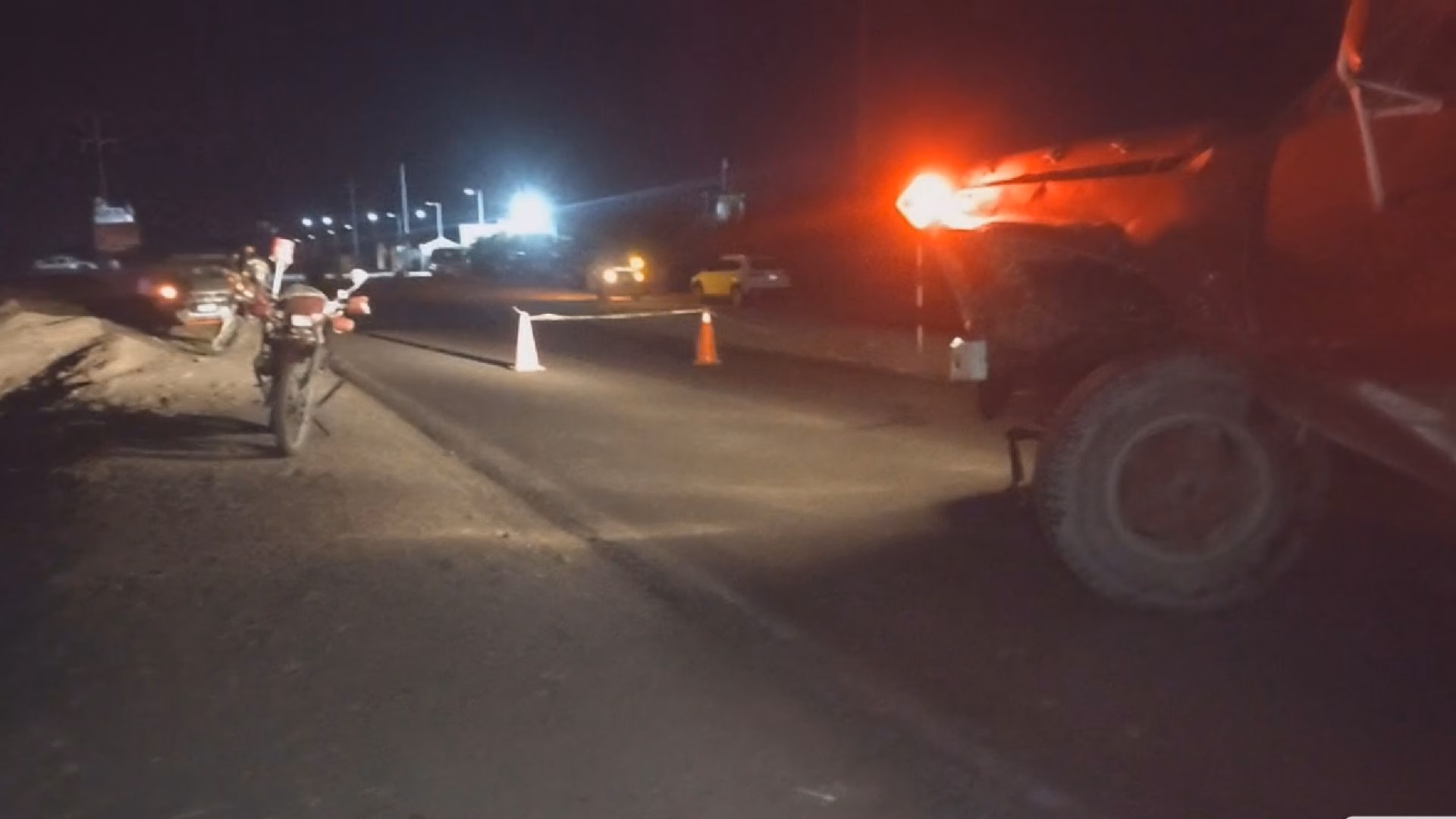 Arequipa: un motociclista fallecido tras violento choque de 3 vehículos en la localidad de Majes 1 Arequipa: un motociclista fallecido tras violento choque de 3 vehículos en la localidad de Majes