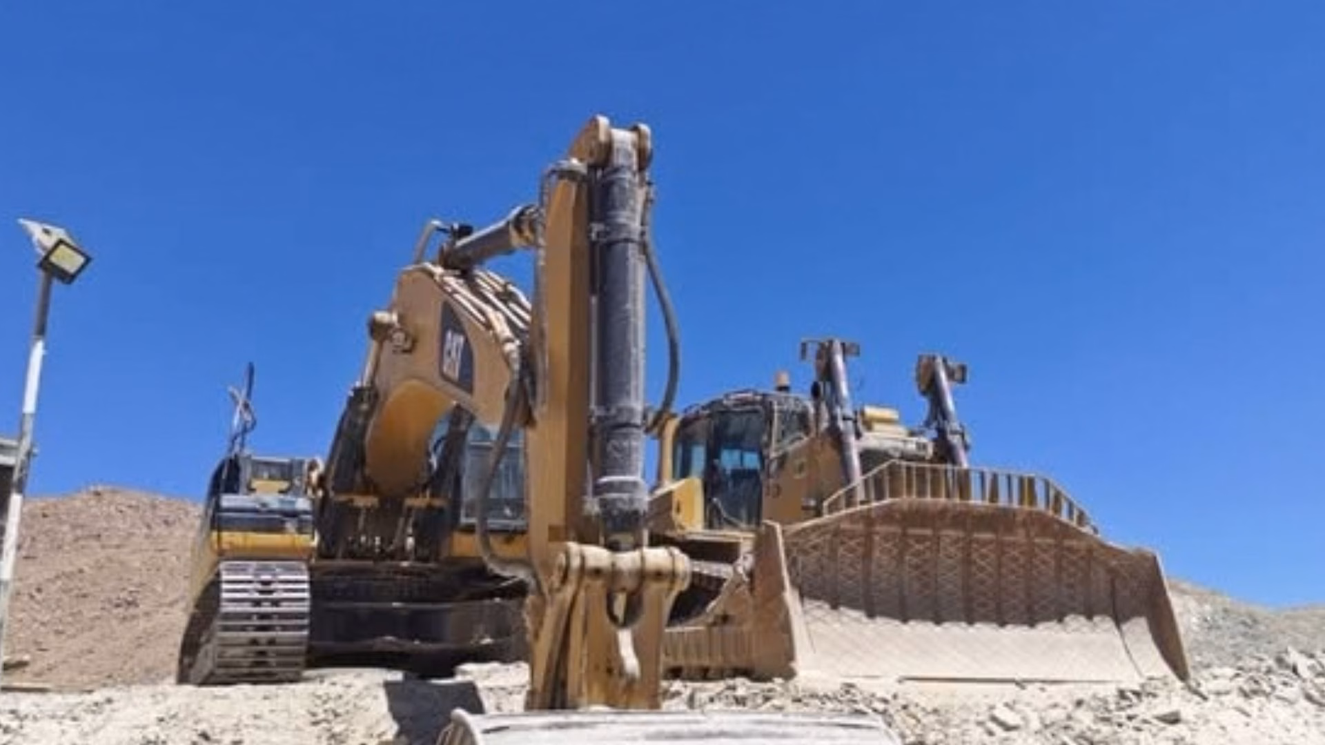 Uchumayo: detienen a dos personas e incautan maquinaria y explosivos por más de S/ 2.8 millones 1 Uchumayo: detienen a dos personas e incautan maquinaria y explosivos por más de S/ 2.8 millones