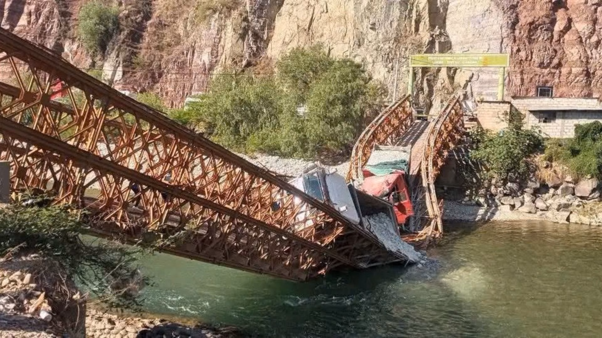 Apurímac: colapsa puente Pampatama tras paso de dos volquetes cargados de mineral