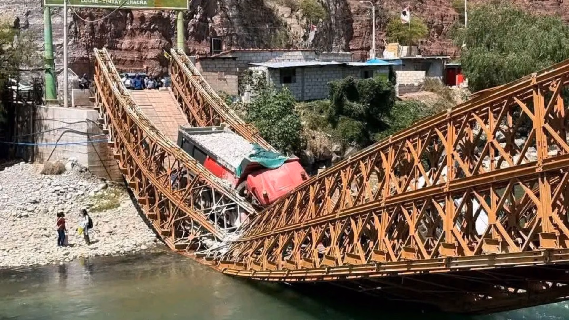 Apurímac: colapsa puente Pampatama tras paso de dos volquetes cargados de mineral