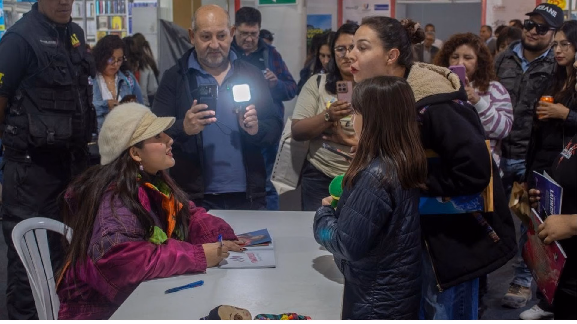 FIL Arequipa 2026 inicia con gran asistencia y presencia de Bruno Pinasco y Milena Warthon